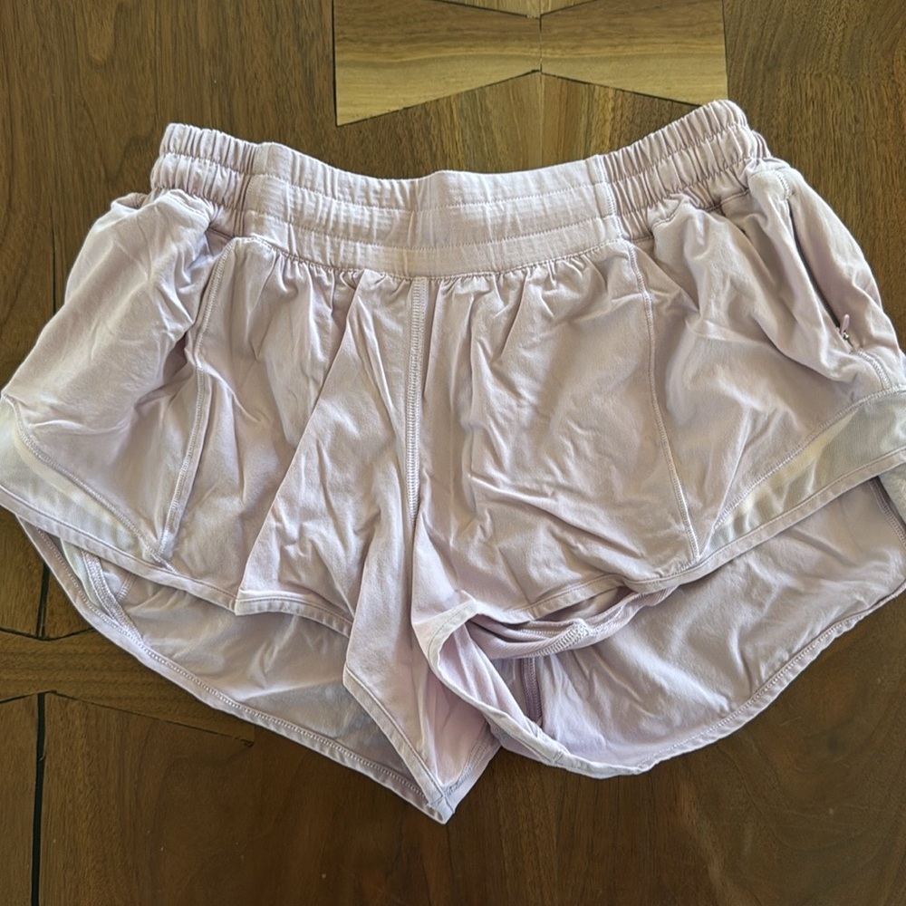 Lululemon low rise 2.5” Hottie hot short